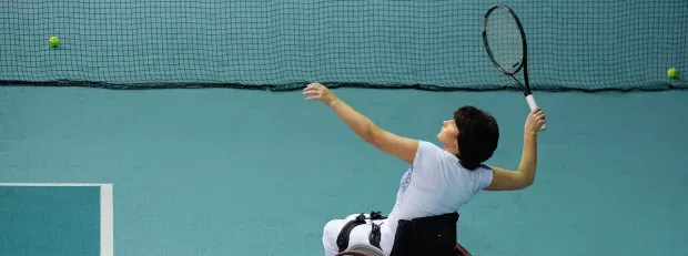 Femme para-athlète jouant au tennis