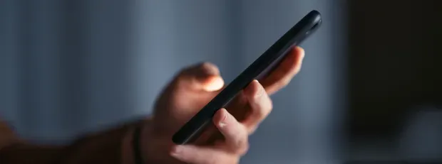 Gros plan sur une main tenant un smartphone