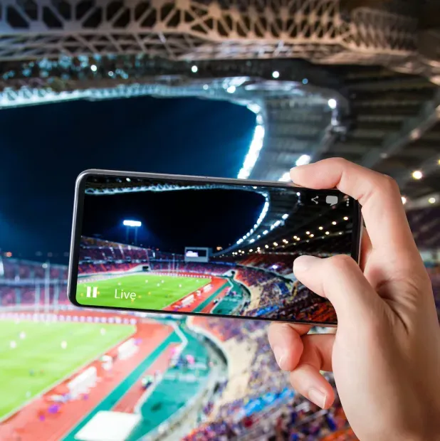 écran smartphone devant stade illuminé